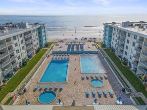 Leilighet, 1 kingsize-seng med sovesofa (Sea Coast Gardens III 101) | Basseng | Et oppvarmet basseng