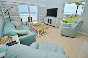 Condo, 1 trÚs grand lit et 1 canapé-lit (Sea Coast Gardens III 101) | Aire de séjour