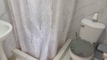 Secador de pelo, toallas, jabón, papel higiénico