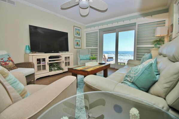 公寓客房, 多張床 (Sea Coast Gardens III 105) | 起居區 | 電視