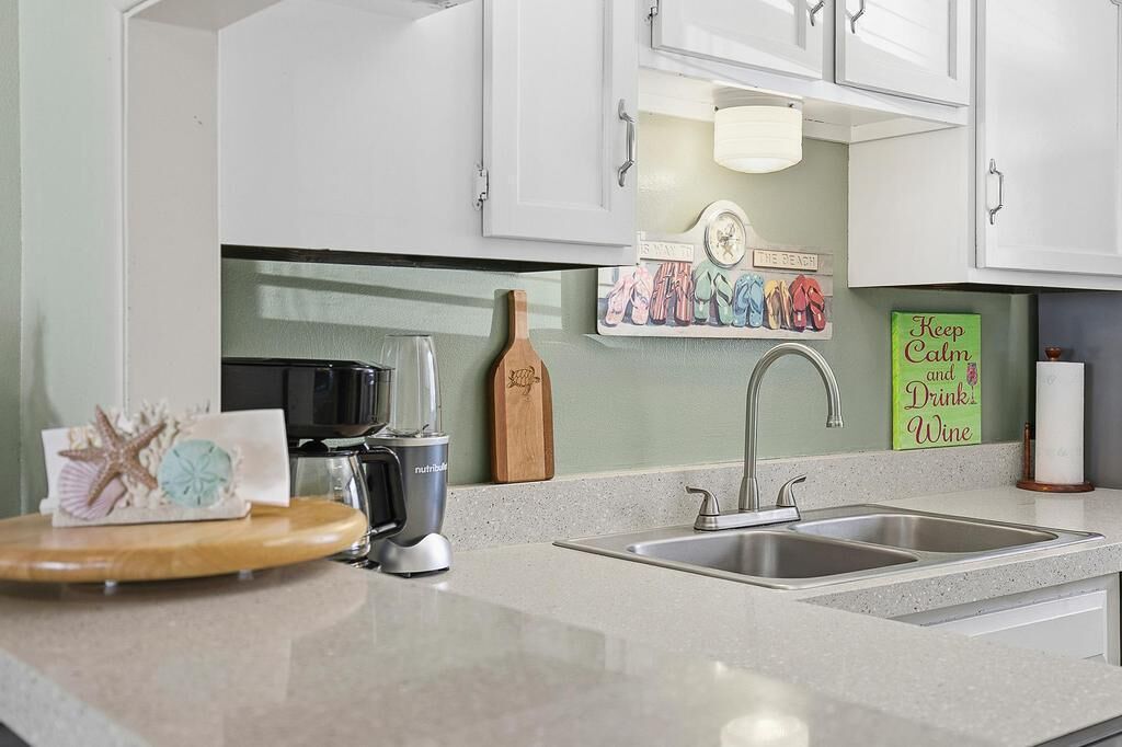 Condo, nhiều giường (Sea Coast Gardens III 108) | Bếp riêng | Lò nướng, dụng cụ pha cà phê/trà, lò nướng bánh mì, máy xay thực phẩm 