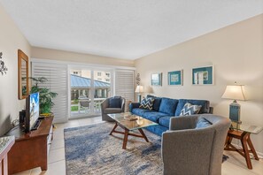 コンドミニアム クイーンベッド 1 台ソファーベッド付き (Sea Coast Gardens III 112) | リビング エリア