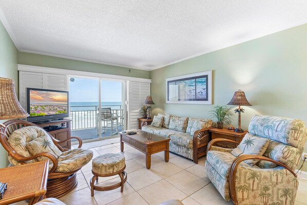 Condo, Plusieurs lits (Sea Coast Gardens III 203) | Aire de séjour | Téléviseur