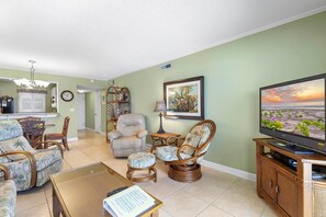 Condo, varias camas (Sea Coast Gardens III 203) | Área de sala de estar | Televisión 