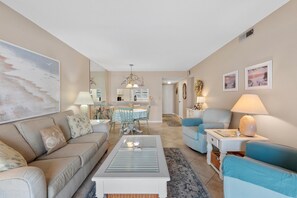 Lejlighed - 1 kingsize-seng med sovesofa (Sea Coast Gardens III 208) | Opholdsområde