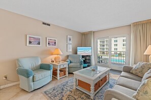 Appart'hôtel, 1 très grand lit et 1 canapé-lit (Sea Coast Gardens III 208) | Coin séjour