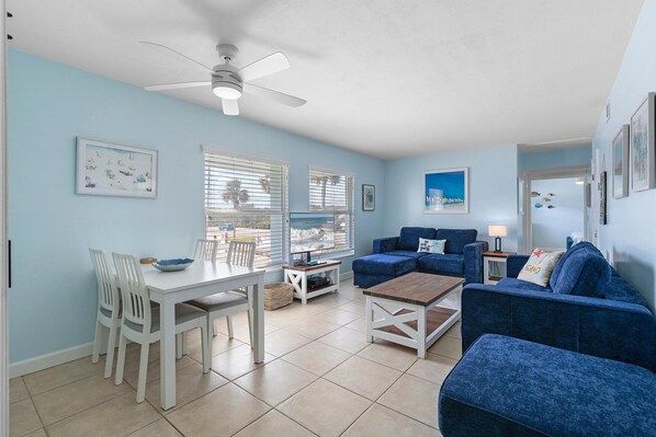 Condo, 1 cama King size y sofá cama (Sea Coast Gardens III 215) | Área de sala de estar