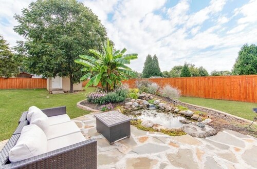 Charming Modern Home with Koi Pond & Spacious Backyard – Sleeps 6