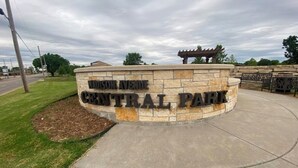 A stone sign with the text "Adison Avenue Central Park" for a park entrance. - Welcome to Valley View (Derby)