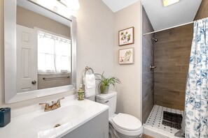Shower, hair dryer, towels, soap - Welcome to Valley View (Derby)