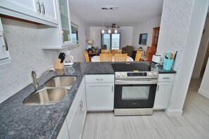 Condo, 1 cama King size y sofá cama (Sea Coast Gardens III 302) | Cocina privada | Horno y tostadora 