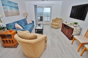 Condo, 1 cama King size y sofá cama (Sea Coast Gardens III 302) | Área de sala de estar