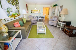 Condo, 1 cama King size y sofá cama (Sea Coast Gardens III 303) | Área de sala de estar