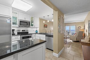 Condo, 1 cama King (Sea Coast Gardens III 316) | Cozinha privada | Fogão, cafeteira/chaleira, torradeira, liquidificador