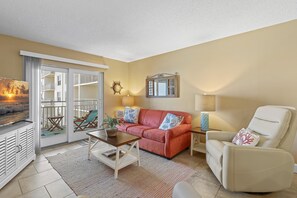 Appart'hôtel, 1 très grand lit (Sea Coast Gardens III 316) | Coin séjour | Télévision