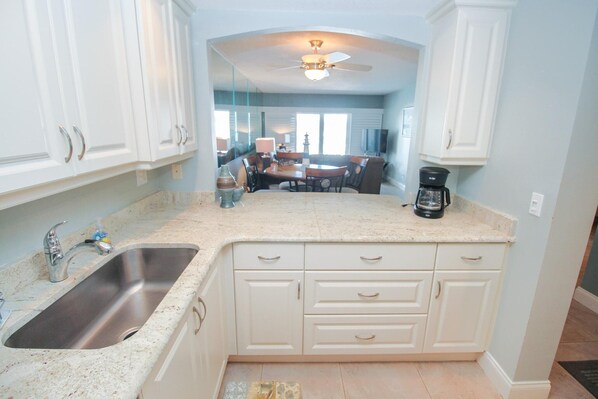 Huoneisto, useita sänkyjä (Sea Coast Gardens III 507) | Yksityinen keittiö | Uuni, leivänpaahdin