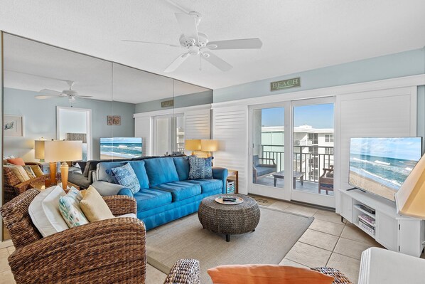 Condo, 1 très grand lit et 1 canapé-lit (Sea Coast Gardens III 513) | Aire de séjour | Téléviseur