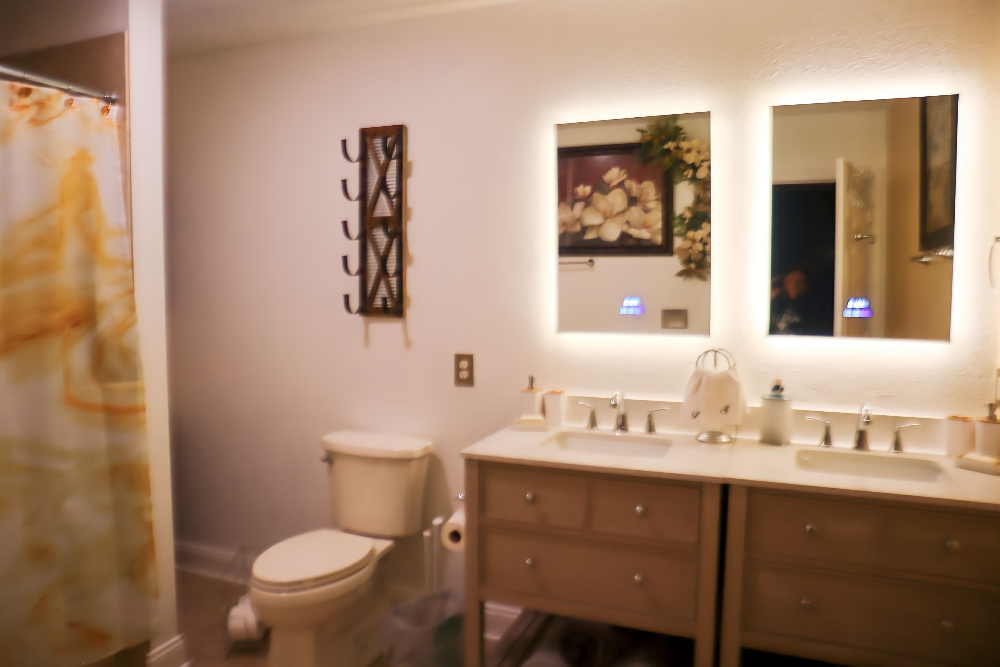 Un baño con inodoro, lavabo y espejo.