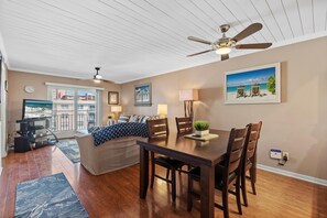 Condo, 1 grand lit et 1 canapé-lit (Sea Coast Gardens III 514) | Aire de séjour | Téléviseur