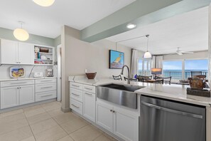 Private kitchen - Schooner Point A204 (New Smyrna Beach)