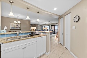 Appartamento, 1 letto king (Seascape Towers 524) | Interni