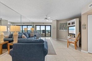 Condo, 1 giường cỡ king (Seascape Towers 524) | Khu phòng khách