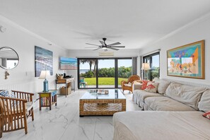 Huoneisto, useita sänkyjä (Shorehom by the Sea 14) | Oleskelualue | Televisio