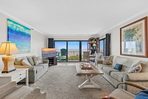Condo, varias camas (Shorehom by the Sea 21) | Área de sala de estar | Televisión 