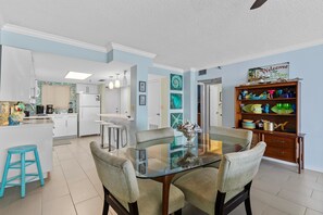 Condo, varias camas (Shorehom by the Sea 51) | Restaurantes
