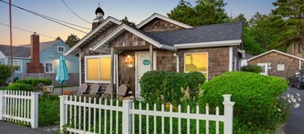 4 Buccaneer Bay: Charming Bungalow | Walk to Beach | Dog-Friendly