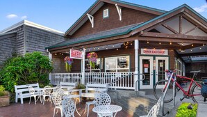 A bakery with outdoor seating, a bicycle parked outside, and a sign indicating it is closed. - Dream retreat, a block from sand and ocean (Cannon Beach)