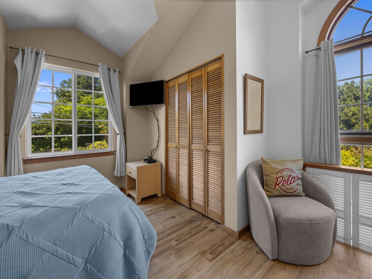 2 bedrooms, desk, iron/ironing board, travel crib