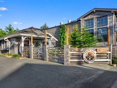 1 Pacific Surf: Cozy Town Home | Walk to Beach | Dog-Friendly