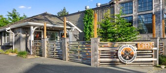 1 Pacific Surf: Cozy Town Home | Walk to Beach | Dog-Friendly