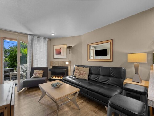 1 Pacific Surf: Cozy Town Home | Walk to Beach | Dog-Friendly