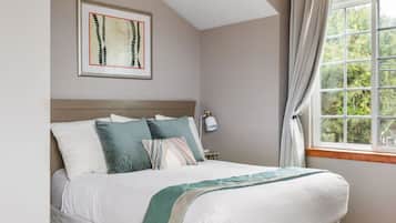 2 habitaciones, escritorio y tabla de planchar con plancha