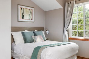 2 bedrooms, desk, iron/ironing board, travel cot