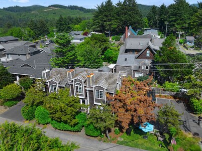 1 Pacific Surf: Cozy Town Home | Walk to Beach | Dog-Friendly