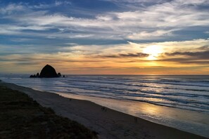 Beach nearby - 3 Orca Bay: Cozy Town Home | Walk to Beach | Dog-Friendly (Cannon Beach)