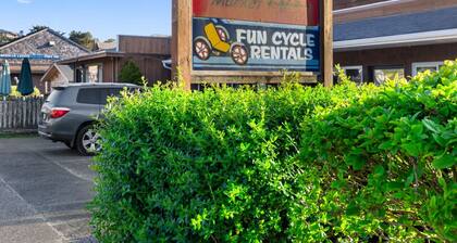 7 Sandpiper Pier: Walk to Beach | Coastal Charm | Dog-Friendly