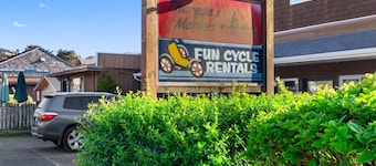 7 Sandpiper Pier: Walk to Beach | Coastal Charm | Dog-Friendly