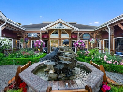 7 Sandpiper Pier: Walk to Beach | Coastal Charm | Dog-Friendly