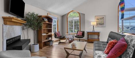 Una televisión, una chimenea