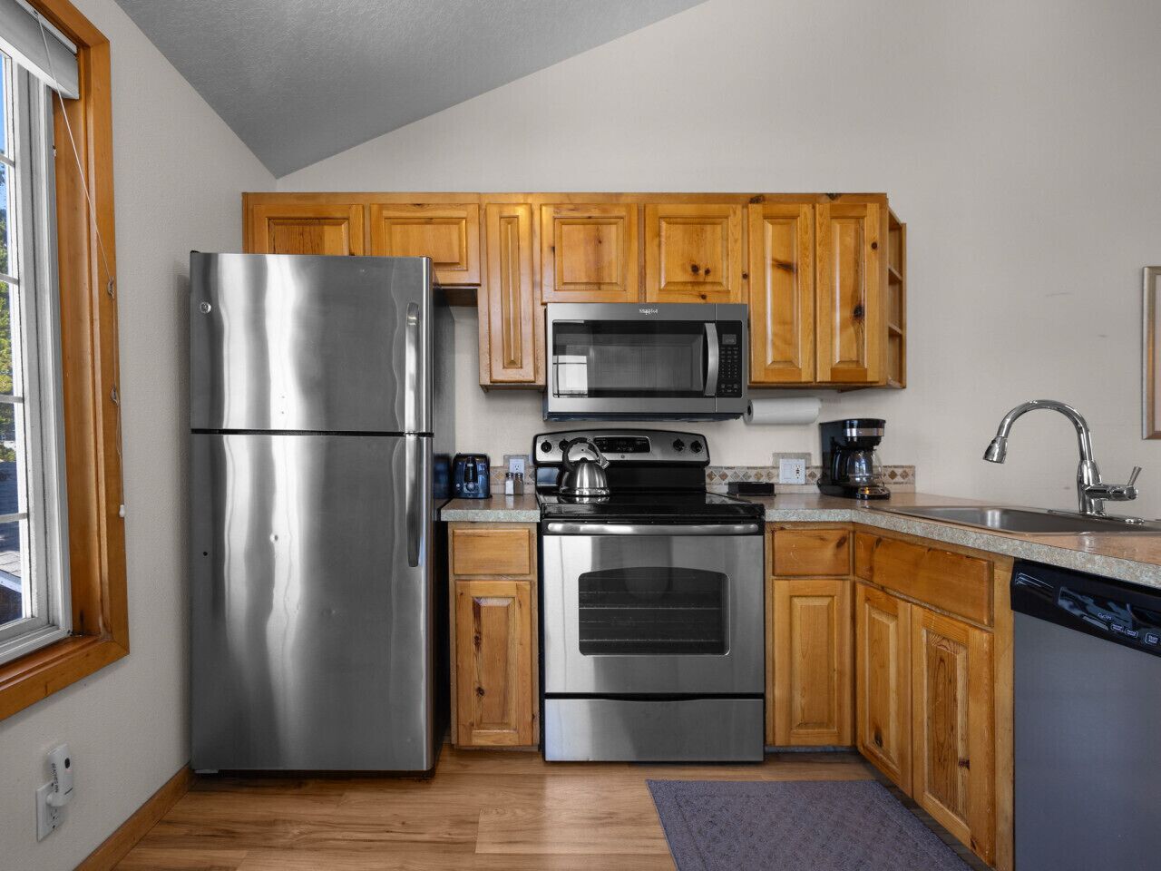 Jääkaappi, mikroaaltouuni, uuni, liesi