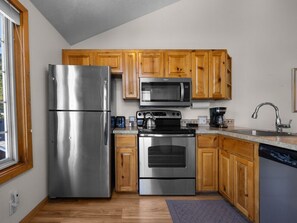 Geladeira, micro-ondas, fogão, cooktop