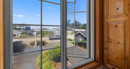 10 Pelican View: Coastal Charm | Walk to Beach | Dog-Friendly