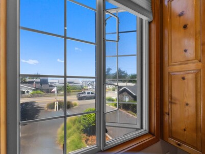 10 Pelican View: Coastal Charm | Walk to Beach | Dog-Friendly