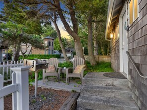 Property grounds - 9 Captains Cove: Coastal Escape | Walk to Beach | Dog-Friendly (Cannon Beach)