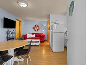 TV - 9 Captains Cove: Coastal Escape | Walk to Beach | Dog-Friendly (Cannon Beach)