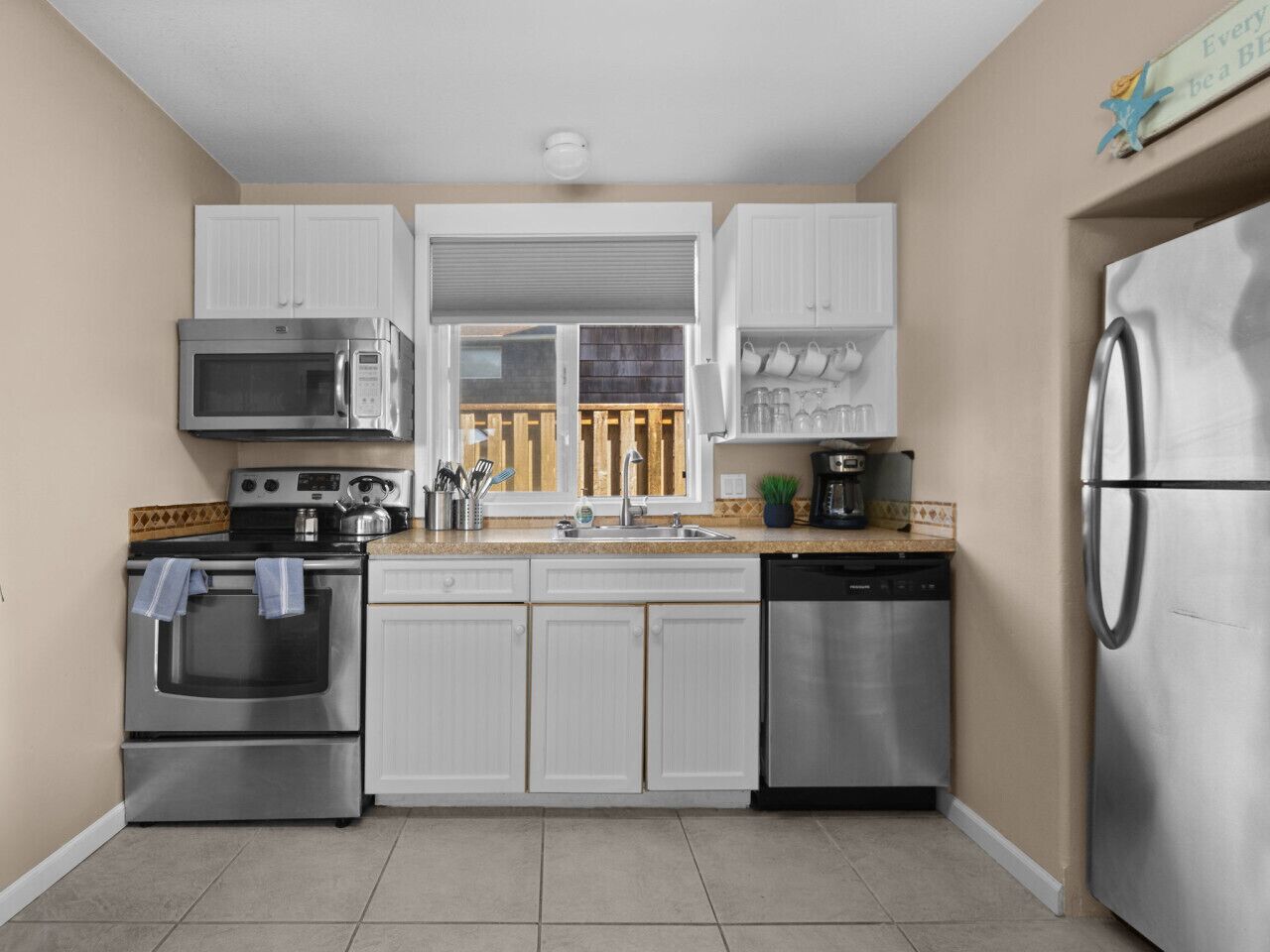 Kjøleskap, mikrobølgeovn, ovn og kokeplater